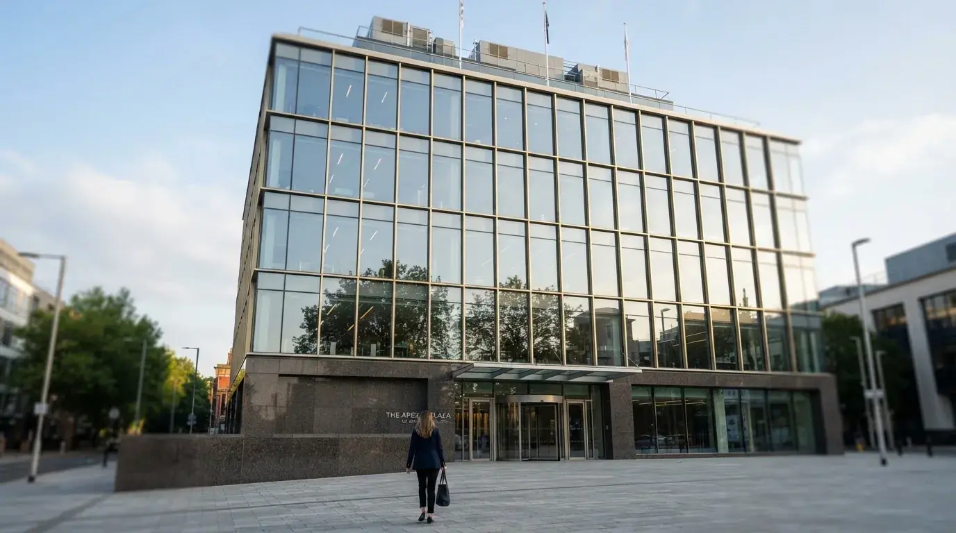 Fotografía de un edificio de oficinas corporativas con fachada de cristal, simbolizando la regulación y la supervisión del sector del juego.